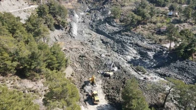 Seydikemer&rsquo;de heyelan sonrası ekipler &ccedil;alışmalarını s&uuml;rd&uuml;r&uuml;yor
