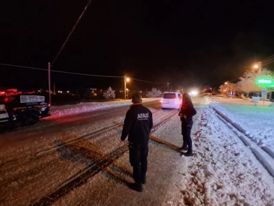 Seydikemer&rsquo;de kardan kapanan yolda ara&ccedil;lar mahsur kaldı
