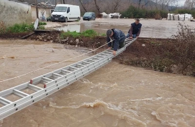 Seydikemer&rsquo;de mahsur kalan vatandaşları itfaiye ekipleri kurtardı
