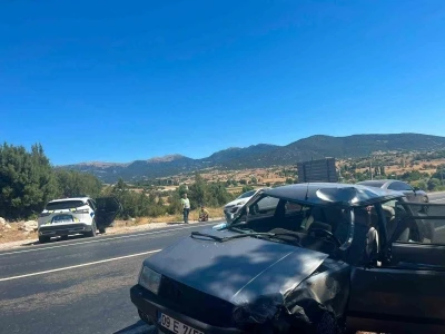 Seydikemer&rsquo;de otomobil ile motosiklet &ccedil;arpıştı: 1 &ouml;l&uuml;, 2 yaralı
