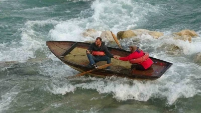 Seyhan Nehri&rsquo;nde can pazarı: Ele ele tutuşup yardım beklediler

