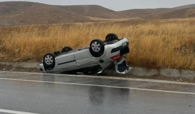 Seyir halinde kontrolden çıkan otomobil takla attı
