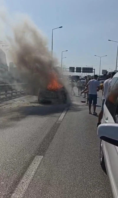 Seyir halindeki araç alev alev yandı
