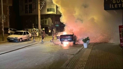 Seyir halindeki ara&ccedil; alevlere teslim oldu, sokak aydınlandı
