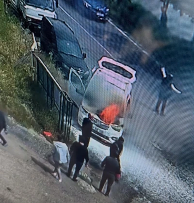 Seyir halindeki aracın alev aldığı ve &ccedil;ok sayıda yangın t&uuml;pleriyle m&uuml;dahale anları kamerada
