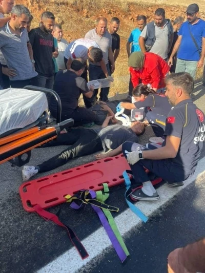 Seyir halindeki aracın tekeri patladı: Baba ve oğlu yaralandı
