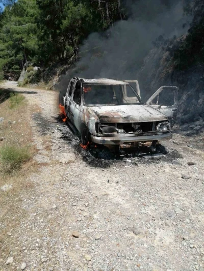 Seyir halindeki ara&ccedil;ta &ccedil;ıkan yangın, ormanlık alana sı&ccedil;radı
