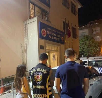 Seyir halindeki araçta uygunsuz hareketlerde bulunan zanlılar yakalandı
