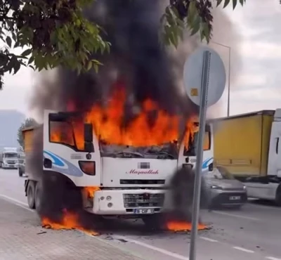 Seyir halindeki kamyon alev alev yandı
