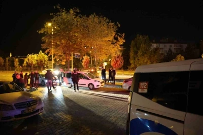 Seyir halindeki kamyonetin kasasından düştü
