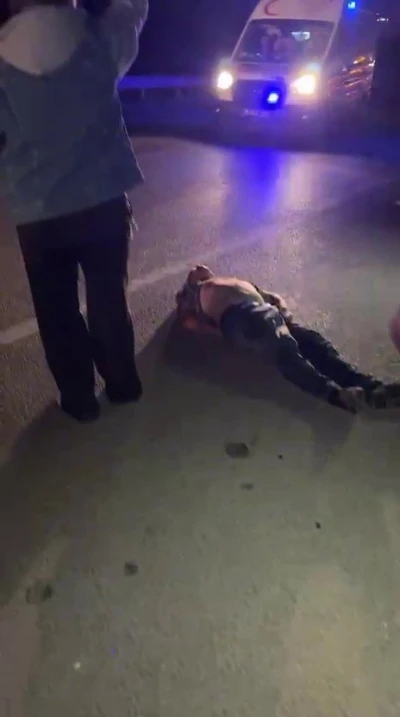 Seyir halindeki kamyonetin kasasından düştü
