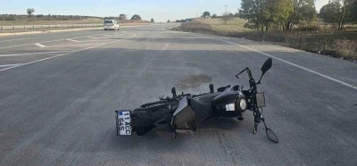 Seyir halindeki motosiklet önüne çıkan köpeğe çarptı: 2 yaralı
