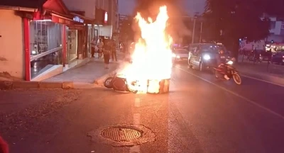 Seyir halindeki motosiklet yandı, olay anı güvenlik kamerasında
