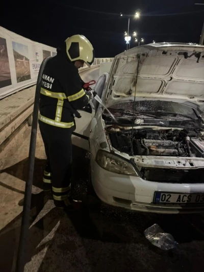 Seyir halindeki otomobil alev aldı
