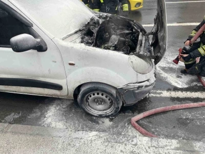Seyir halindeki otomobil alev aldı
