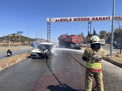 Seyir halindeki otomobil alev aldı
