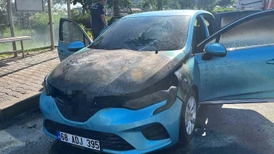 Seyir halindeki otomobil alev aldı, ilk m&uuml;dahale orman işletme personelinden geldi
