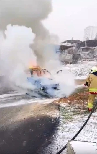 Seyir halindeki otomobil alev alev yandı
