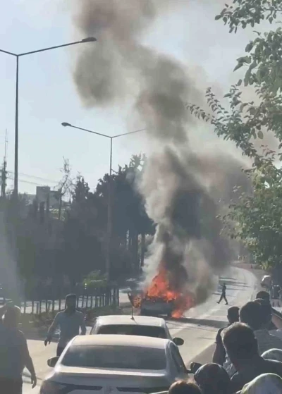 Seyir halindeki otomobil alev alev yandı
