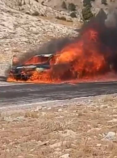 Seyir halindeki otomobil alev alev yandı
