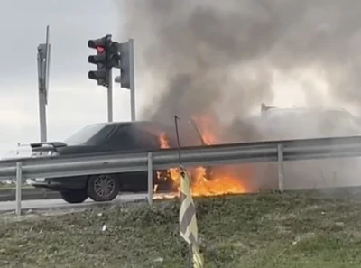 Seyir halindeki otomobil alev topuna d&ouml;nd&uuml;
