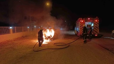 Seyir halindeki otomobil alev topuna d&ouml;nd&uuml;
