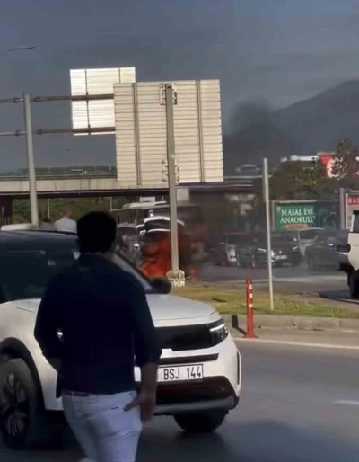 Seyir halindeki otomobil alev topuna d&ouml;nd&uuml;
