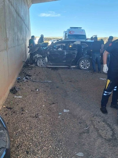 Seyir halindeki otomobil alt ge&ccedil;itte duvara &ccedil;arptı: 5 yaralı
