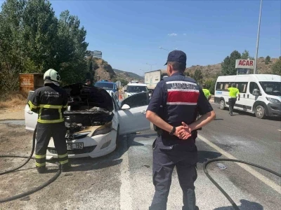 Seyir halindeki otomobil bir anda alev aldı
