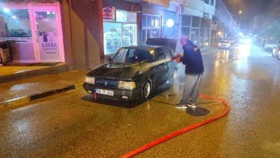 Seyir halindeki otomobil bir anda alev topuna döndü
