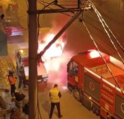 Seyir halindeki otomobil k&uuml;le d&ouml;nd&uuml;
