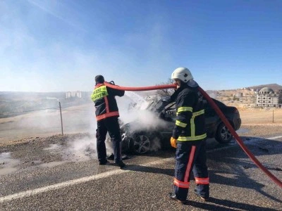 Seyir halindeki otomobil yandı