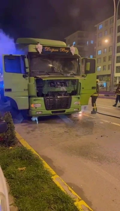 Seyir halindeki tır alev aldı
