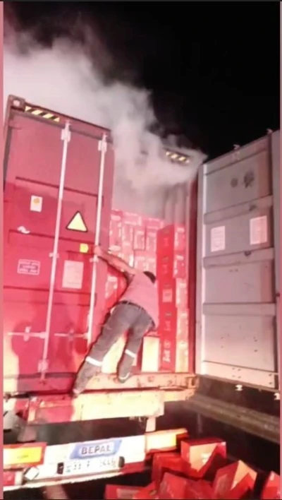 Seyir halindeki tır alev aldı: Makarnaları dorseden atarak kurtarmaya çalıştı
