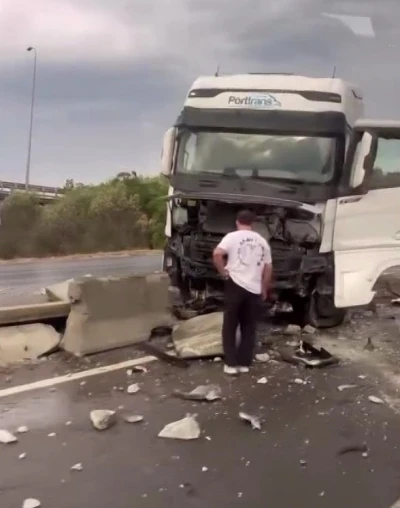 Seyir halindeki tır beton bariyere çarptı
