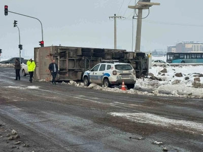 Seyir halindeki tır kayganlaşan yolda devrildi
