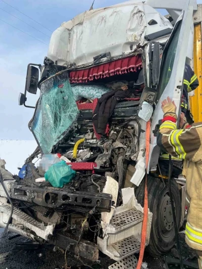 Seyir halindeki tır, park halindeki tıra &ccedil;arptı: 1 yaralı

