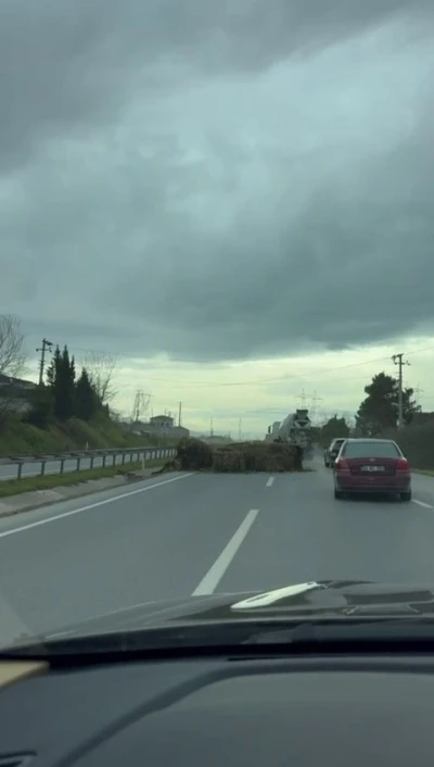 Seyir halindeki tırdan d&uuml;şen saman balyaları trafiği tehlikeye attı
