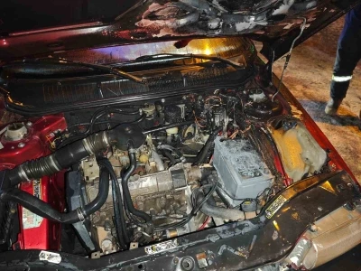 Seyir halindeki Tofaş alev aldı, sürücü kendini dışarı atarak kurtuldu
