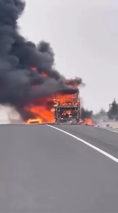 Seyir halindeki yolcu otob&uuml;s&uuml; alev alev yandı: 25 yolcu son anda kurtuldu
