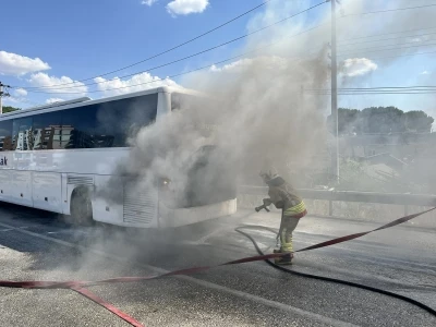 Seyir halindeki yolcu otobüsü yandı; yolcular tahliye edildi
