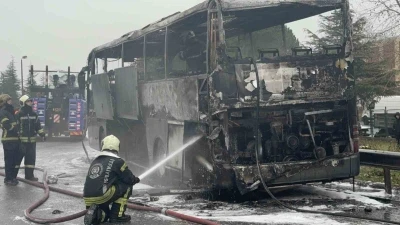 Seyir halindeki yolcu otob&uuml;s&uuml;nde yangın: Facia son anda &ouml;nlendi
