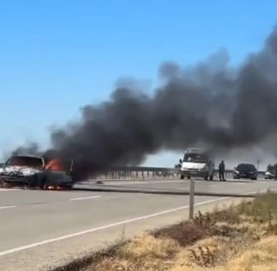 Seyir halindeykeki otomobil alev alev yandı
