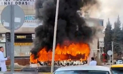 Seyir halindeyken alev alan halk otob&uuml;s&uuml; k&uuml;le d&ouml;nd&uuml;
