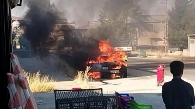 Seyir halindeyken alev alan otomobil yandı