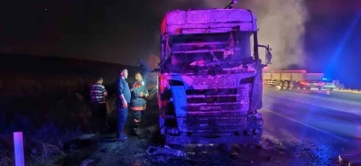 Seyir halindeyken alevlere teslim olan tır kullanılmaz hale geldi
