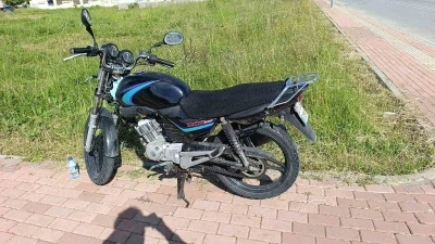 Seyir halindeyken devrilen motosikletin s&uuml;r&uuml;c&uuml;s&uuml; yaralandı
