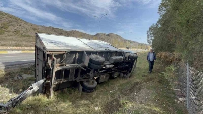Seyir halindeyken direksiyonu kitlenen kamyon şarampole devrildi
