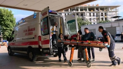 Seyir halindeyken fenalaşan motosiklet s&uuml;r&uuml;c&uuml;s&uuml; park halindeki araca &ccedil;arptı
