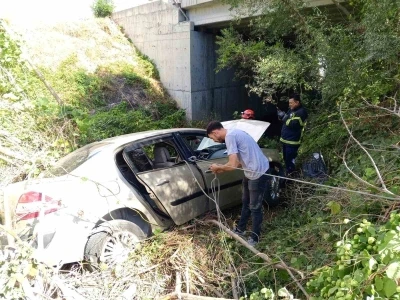 Seyir halindeyken tekerleği çıkan araç şarampole uçtu: 1’i ağır 2 yaralı
